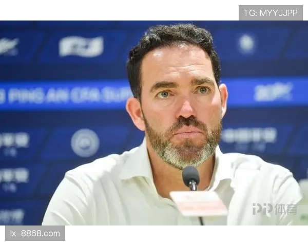 苏亚雷斯训练完顺手给家里泳池换水，这日子过得跟度假村似的