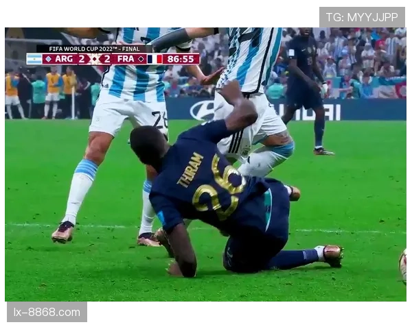 假摔判罚难点揭秘：裁判如何精准识别和处罚假摔行为