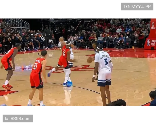 戈贝尔挡拆吸引双人包夹助攻数提升带动球队进攻节奏