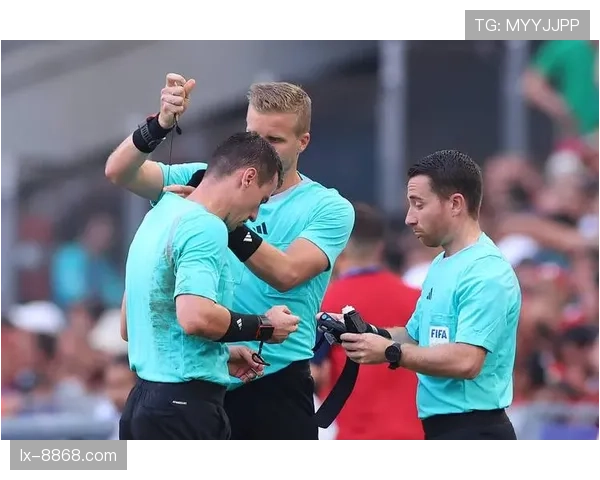 第四官员在足球比赛中裁判辅助与替补管理的关键规则解读